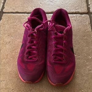 Nike Pink Athletic Shoes Low-Top Design